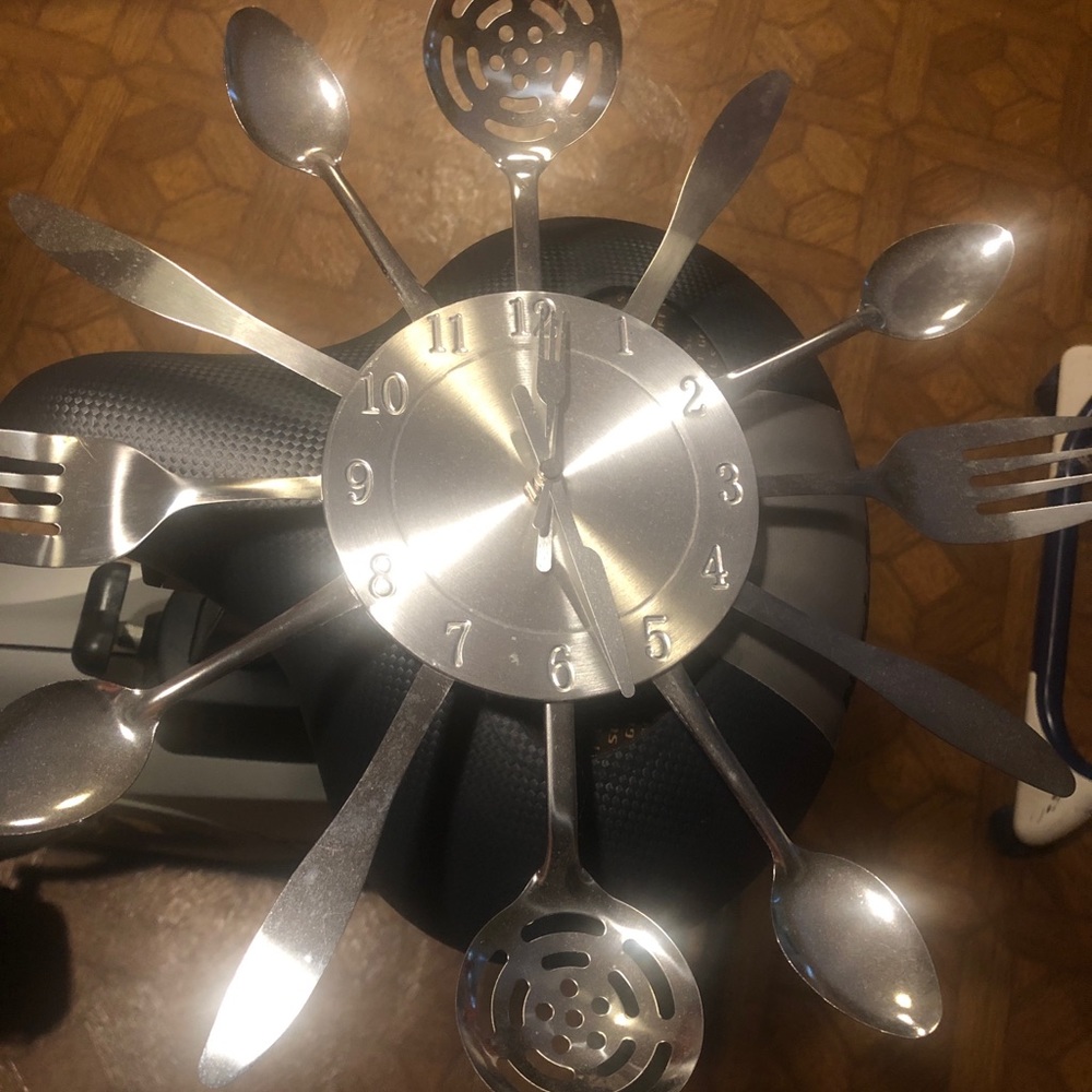 Kitchen cutlery clock, battery operated